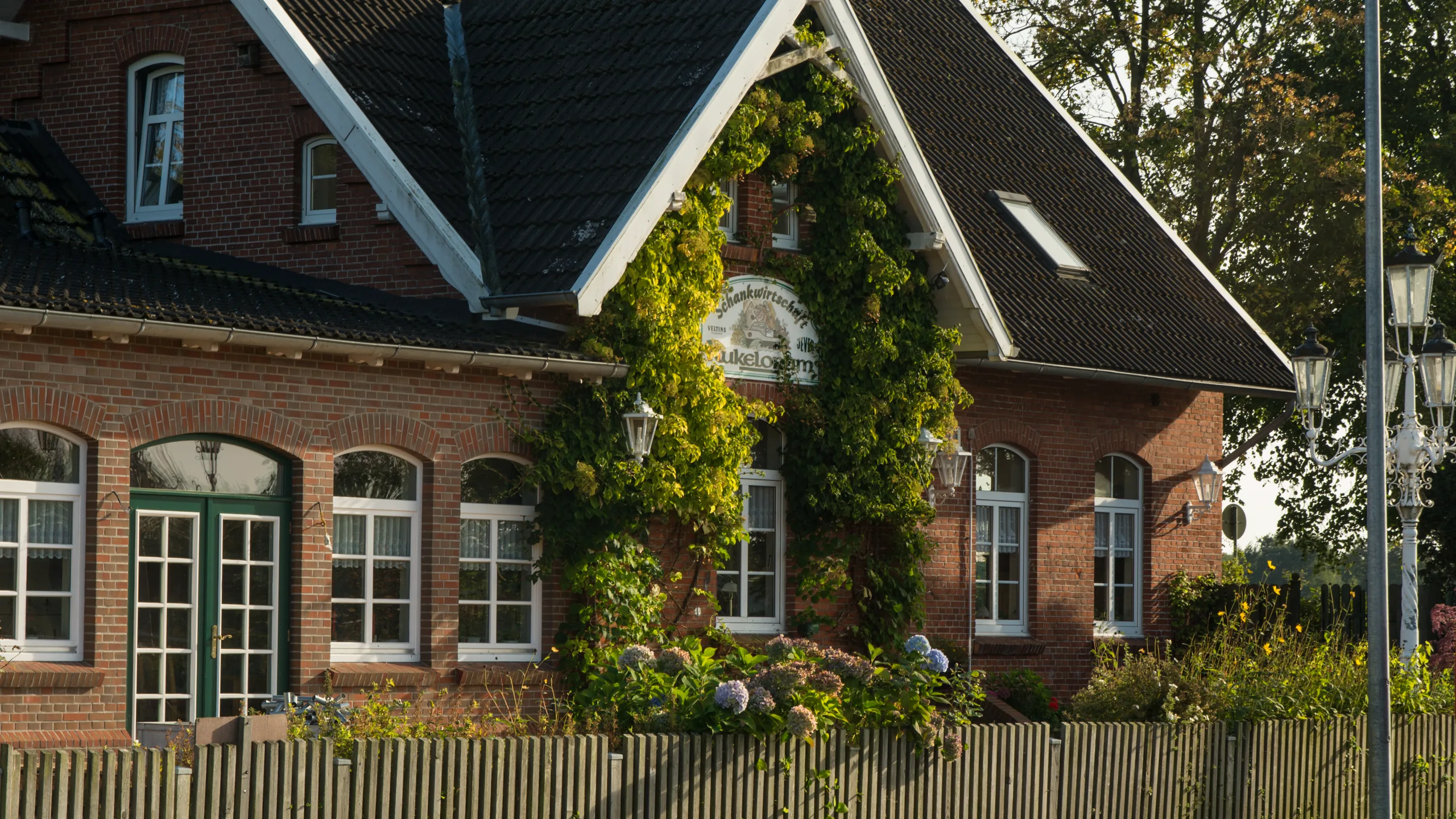 Detailansicht von Schild und Fassade