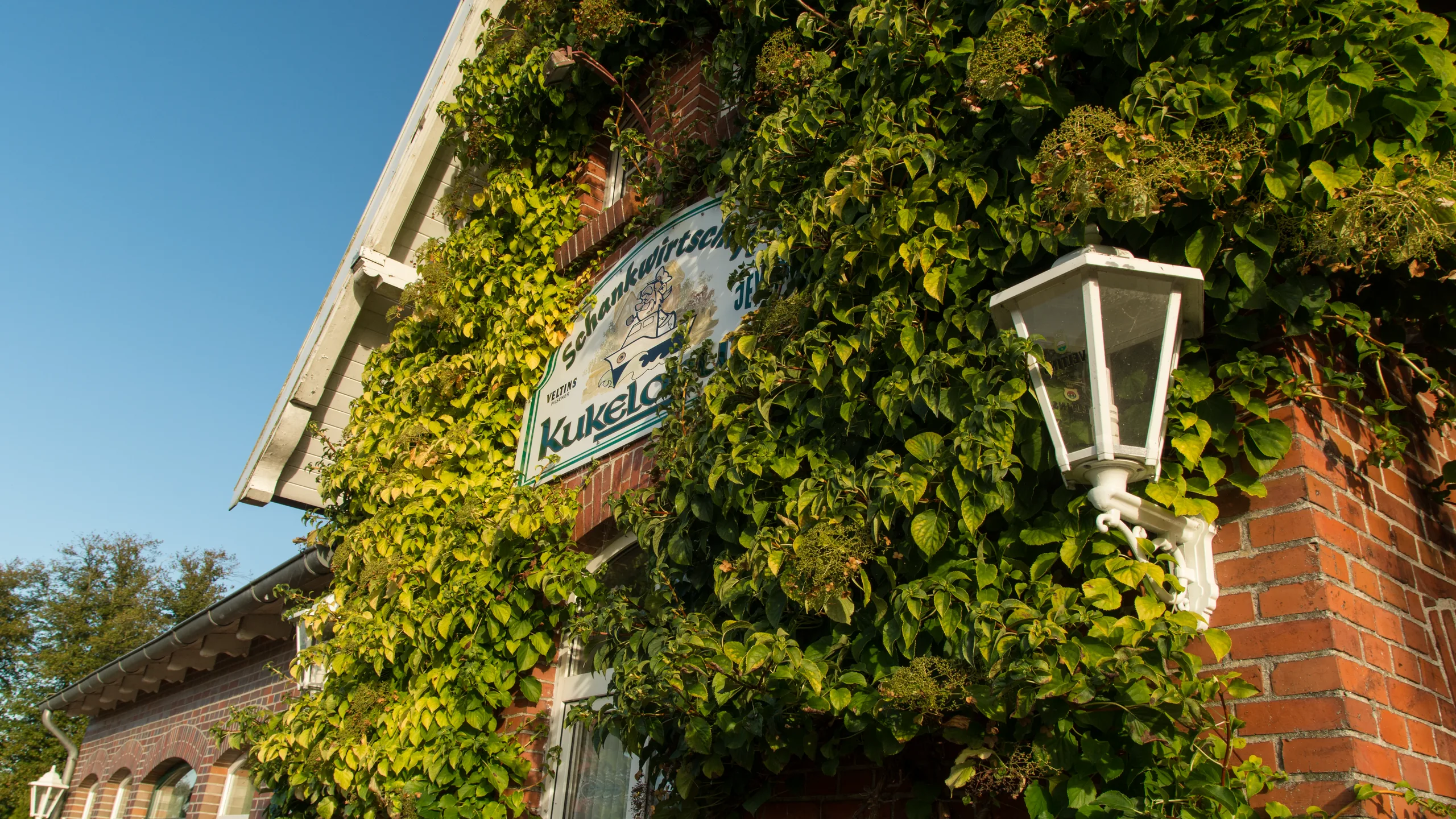 Laterne und Fassade des Kukelorums im Sommer