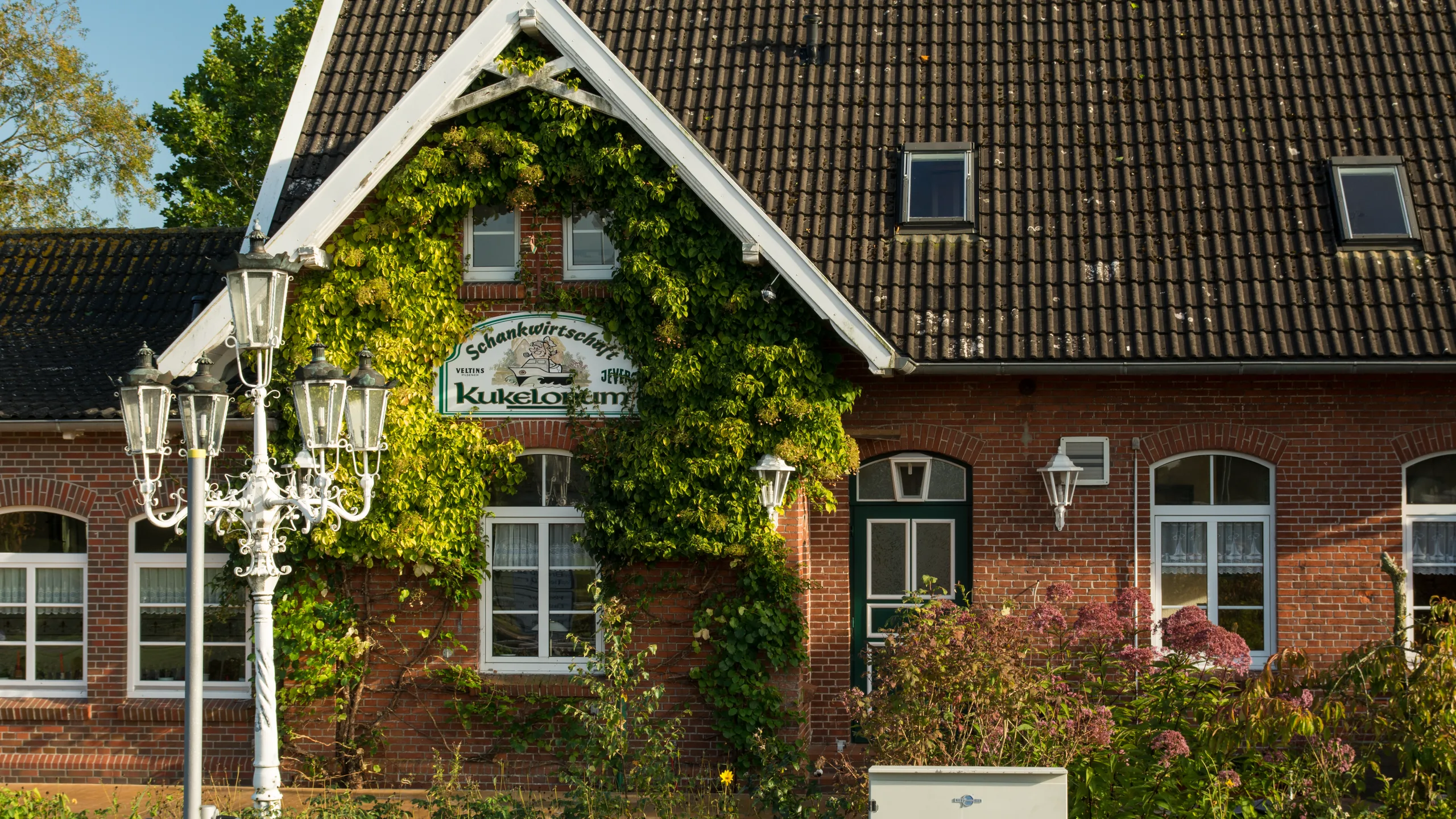 Sommeransicht des Kukelorums mit Biergarten