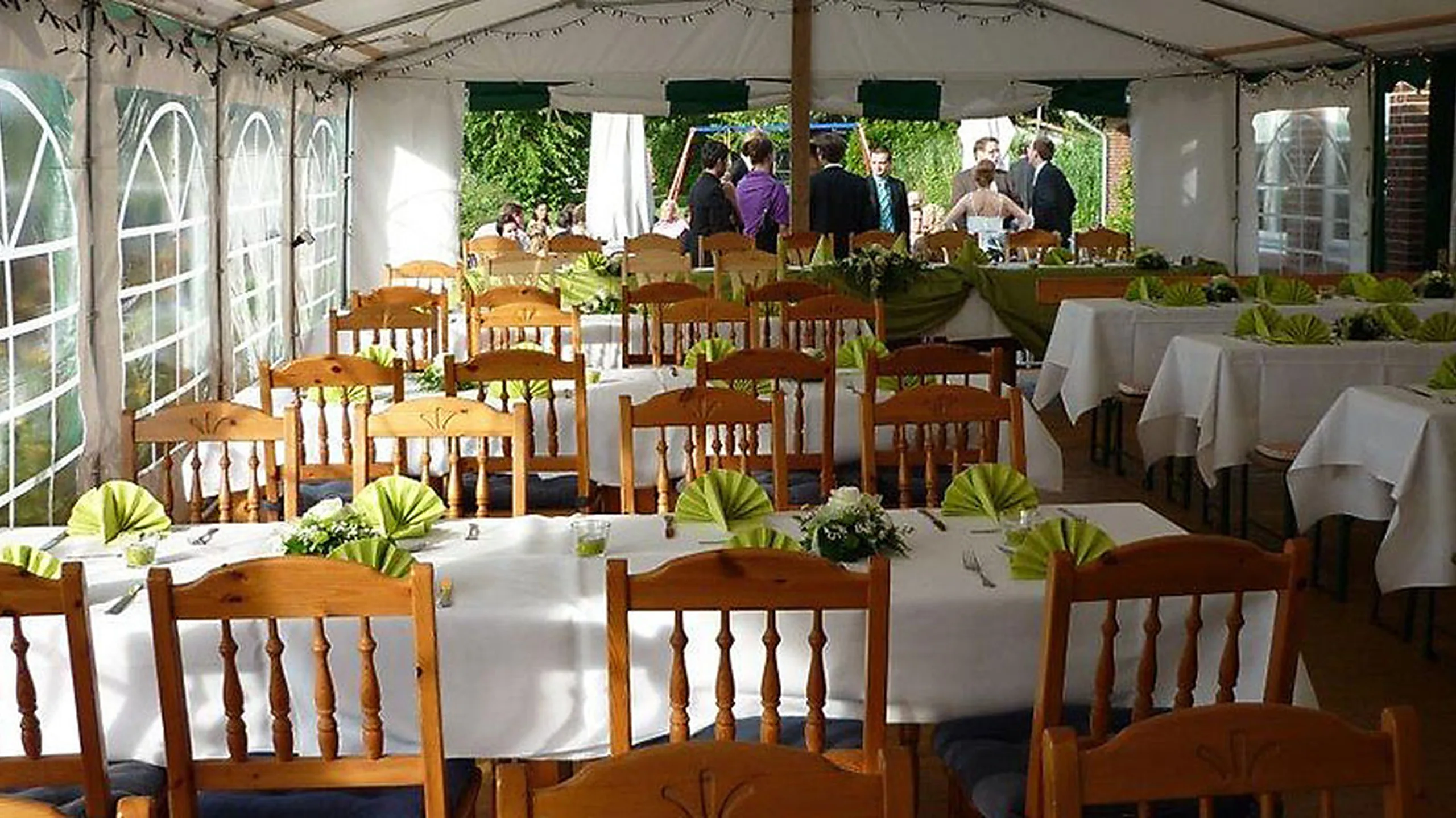 Innenansicht des Partyzelts im Biergarten